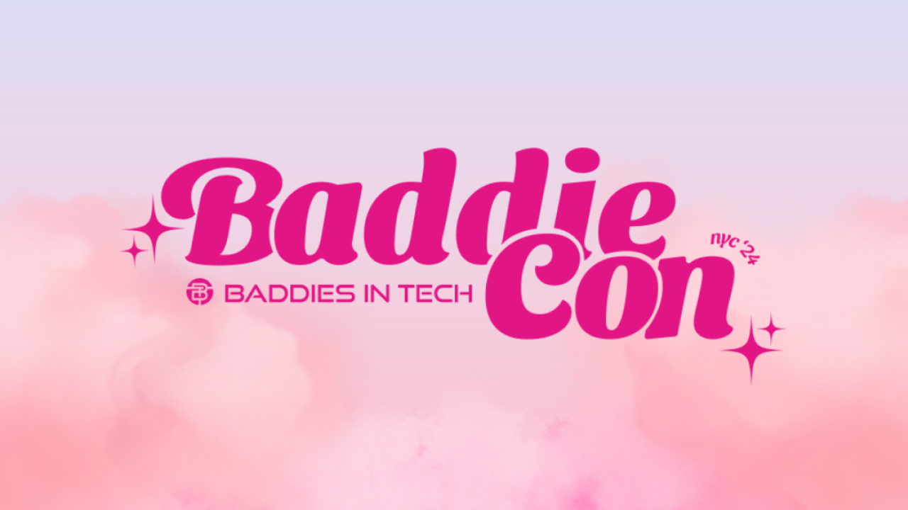 有雲朵和閃耀星星的粉紅色橫幅出現「Baddie Con」字樣上面寫著明亮的粉紅色字母Tech 中的 Baddies 標誌位於底部。